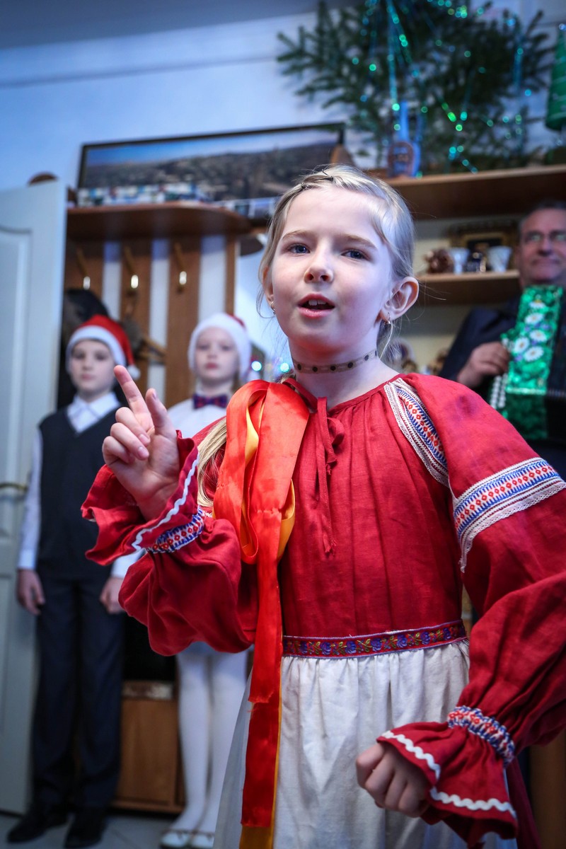 Солистка ансамбля "Багатица" Полина Басова с концертным номером в Иоанно-Мариинском монастыре