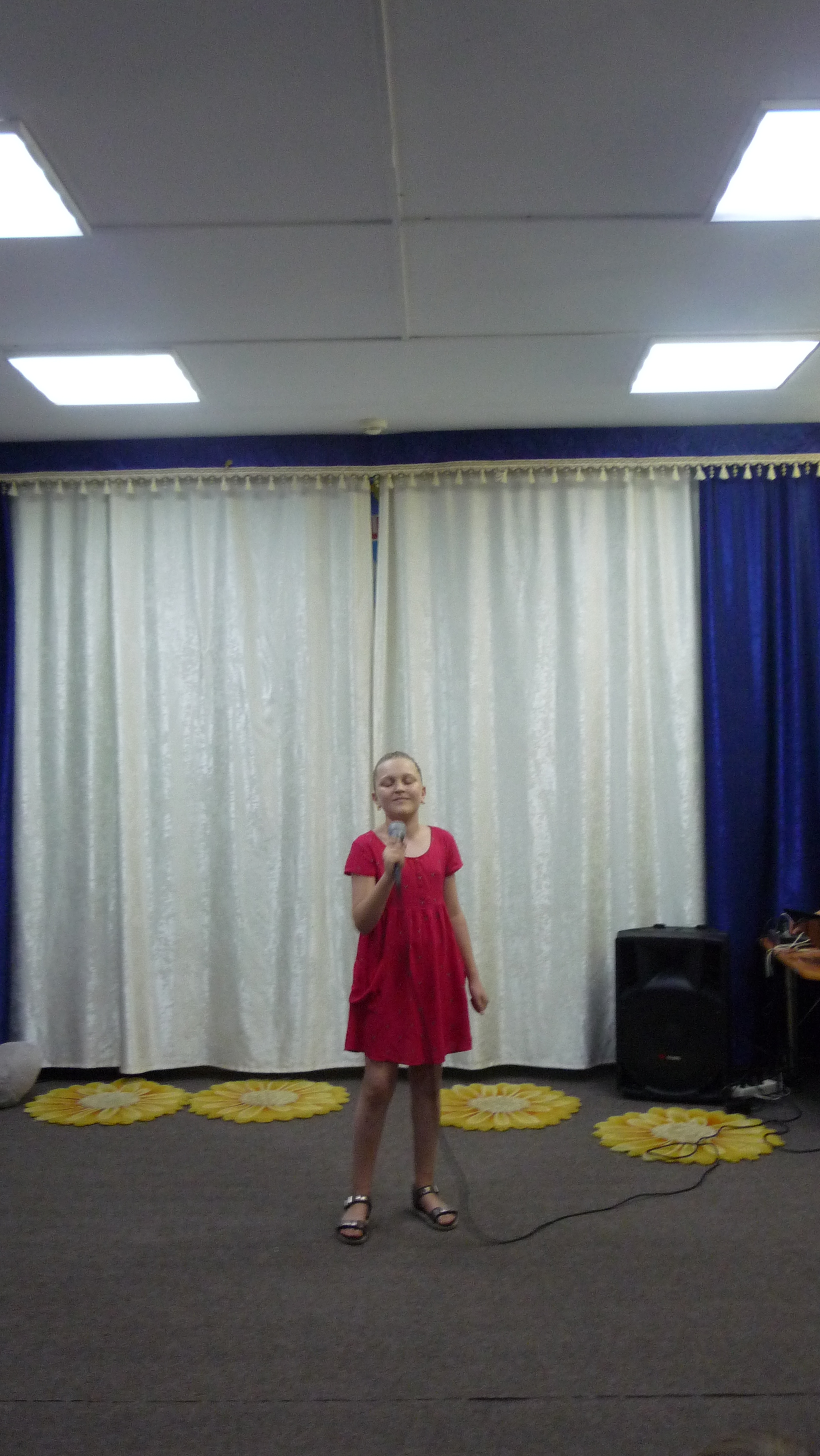 Веселую псеню "Бум-бум, ла-ла" исполняет Вероника Михайлова
