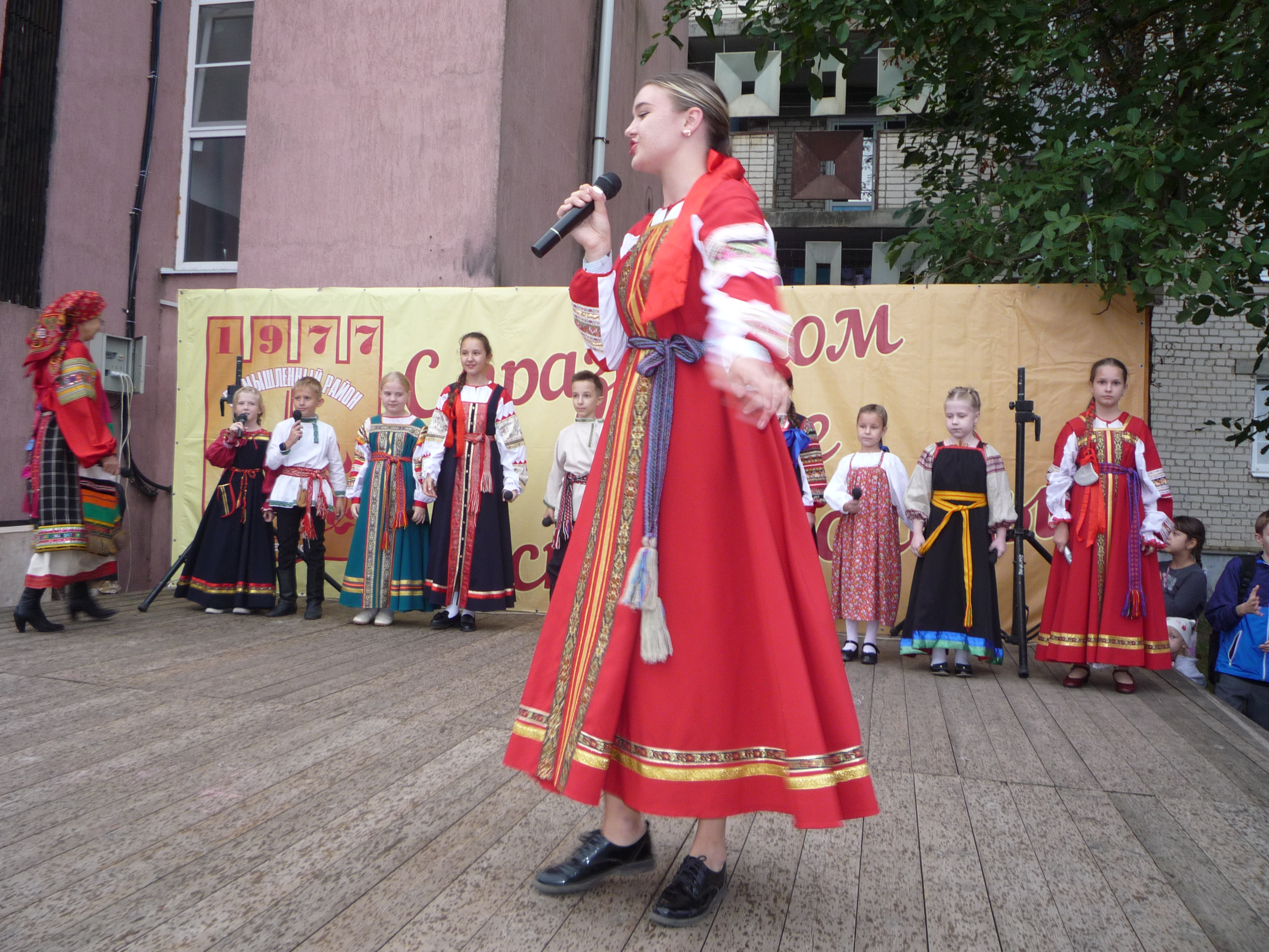 Детский фольклорно-этнографический ансамбль казачьей песни "Багатица". Солистка - Лена Богданова