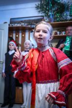 Солистка ансамбля "Багатица" Полина Басова с концертным номером в Иоанно-Мариинском монастыре
