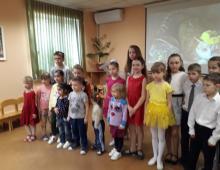 Открывает концерт "Пригласите песенку" в исполнении вокального ансамбля театра-студии "Сольвейг"
